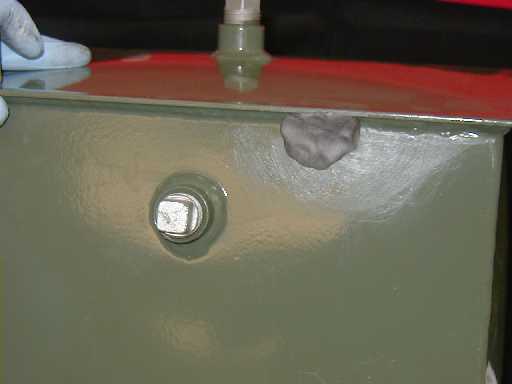 The putty hardens in approximately 10 minutes, creating a temporary seal to prevent oil leakage.